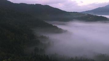 neblina sobre sveti tomaz na eslovênia por drone video