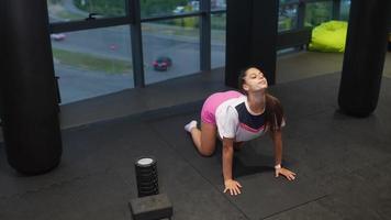 vrouw die zich uitstrekt in de sportschool video