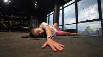 mujer estirando en el gimnasio video