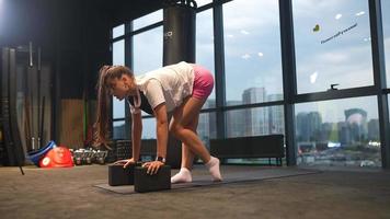 vrouw die zich uitstrekt in de sportschool video