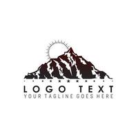 excelente montaña con sol naciente imagen icono gráfico diseño de logotipo concepto abstracto vector stock. se puede utilizar como un símbolo relacionado con la aventura