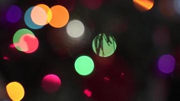 hellrotes und orangefarbenes Urlaubs-Bokeh. abstrakter Weihnachtshintergrund video