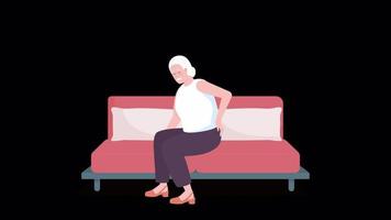 animierte Figur mit Arthritis. reife Frau mit Rückenschmerzen. ganzkörperflache person auf schwarzem hintergrund mit alphakanaltransparenz. HD-Videomaterial im farbenfrohen Cartoon-Stil für Animationen video