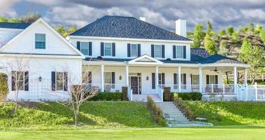 Panoramique lent 4k et zoom arrière de la belle maison personnalisée et de l'immobilier de forclusion video