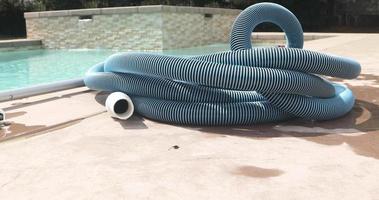 tubes de nettoyage pour piscine video