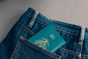 un pasaporte de ciudadanía indonesia en un bolsillo de jeans. foto