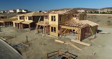 hoog definitie 4k kraan omhoog Aan nieuw huis bouw plaats. video