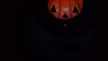 la calabaza amarilla para halloween está iluminada por la luz video