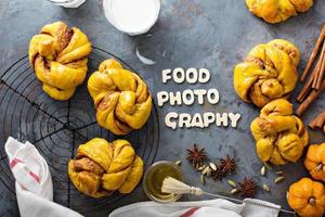 nudos de levadura de calabaza y canela foto