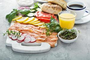 plato de bagels y salmón ahumado foto