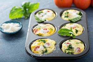 muffins de huevo saludables, mini frittatas con tomates foto