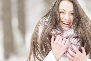 mujer joven en invierno foto