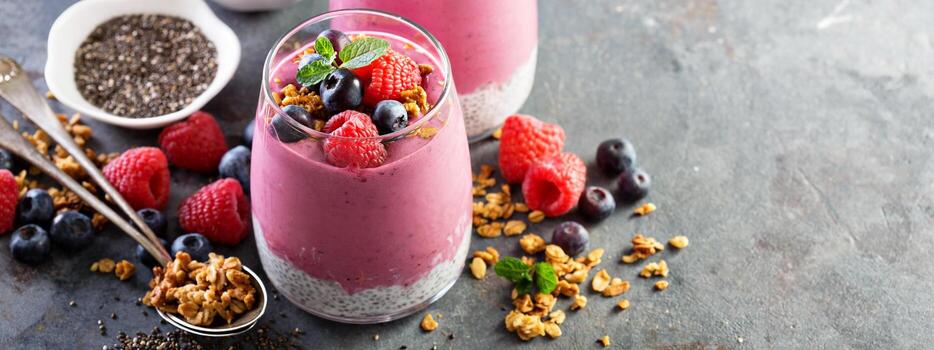 parfait de pudín de chía con batido de bayas foto