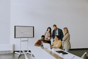 grupo de empresarios multiétnicos trabajando juntos y preparando un nuevo proyecto en una reunión en el cargo foto