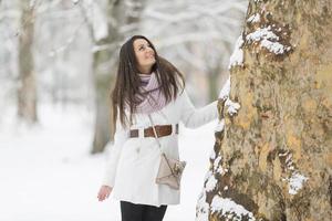 mujer joven en invierno foto