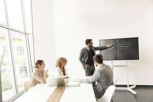 jóvenes empresarios multiétnicos trabajando juntos en la oficina foto