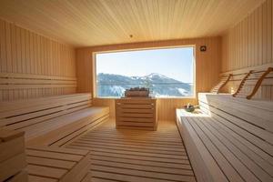 sala de sauna de madera vacía con accesorios de sauna tradicionales foto