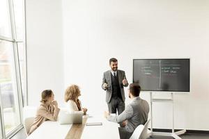 jóvenes empresarios multiétnicos trabajando juntos en la oficina foto