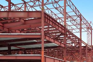 edificio de fábrica industrial de estructura de acero, construcción en curso foto