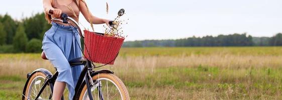 chica en bicicleta en el campo foto