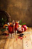 vino caliente con granada y naranja foto