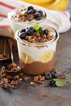 budín de chía y chocolate con rodajas de plátano foto