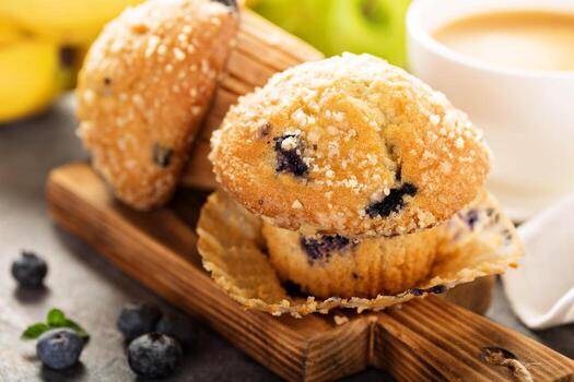 muffins de arándanos y plátano con café para el desayuno foto