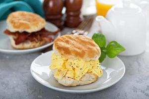 galletas de desayuno con huevos revueltos suaves y tocino foto