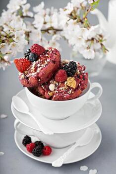 rosquillas de tarta de bayas en una taza blanca foto