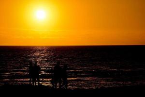 puesta de sol sobre el océano foto