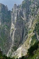 paisaje de montaña en el verano foto