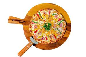pizza con palitos de cangrejo, jamón y queso en bandeja de madera, foto de muy alta calidad sobre fondo blanco