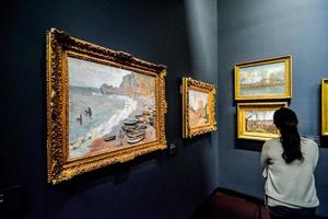 personas no identificadas y obras de arte en el musee d orsay en parís, francia, alrededor de octubre de 2022 foto