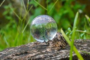 fotografía de bola de cristal de lente con fondo de hierba foto