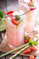 limonada de fresa y lima en vasos altos foto