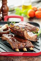 costillas a la parrilla con salsa barbacoa foto