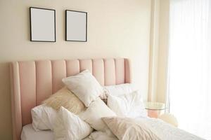 interior cálido y acogedor del espacio de la habitación con cama rosa, marco de póster simulado. acogedora decoración del hogar.