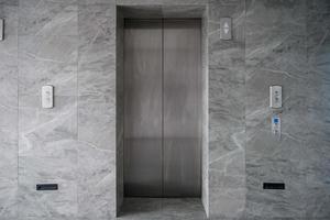 modernos ascensores metálicos en el vestíbulo del hotel foto