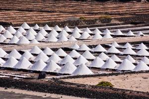 Montones de sal en una solución salina en la isla de Lanzarote, España foto