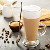 café con leche caliente con galletas biscotti foto