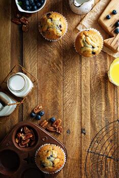 muffins de arándanos recién horneados en un entorno rústico foto