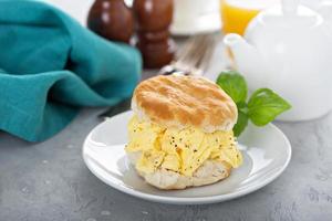 galleta de desayuno con huevos revueltos suaves foto