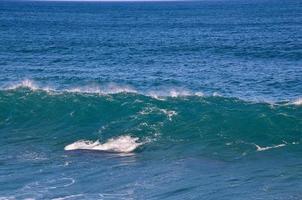 enormes olas del mar foto