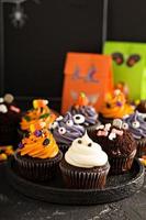 cupcakes de halloween con decoraciones foto