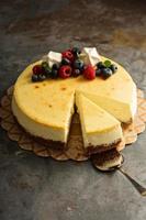 tarta de queso de nueva york en un puesto de pasteles foto