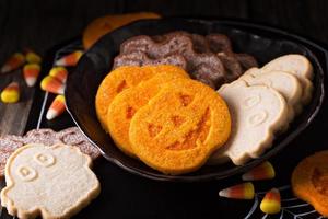 galletas de calabaza de halloween en un plato foto