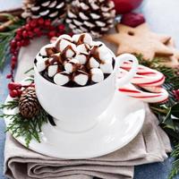chocolate caliente navideño con decoraciones festivas foto