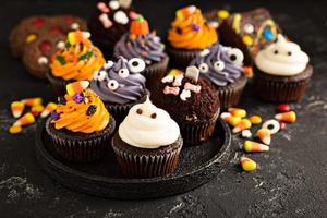 cupcakes y golosinas festivas de halloween foto