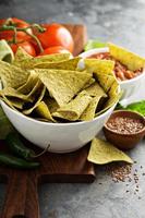 chips de tortilla de maíz saludables con espinacas y semillas de lino foto