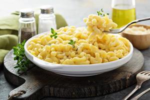 macarrones con queso en un plato blanco foto